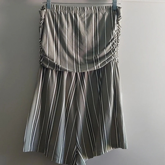 Green & White Pull On Stretch Knit Shorts Romper Button Accent pockets Large - Picture 5 of 5